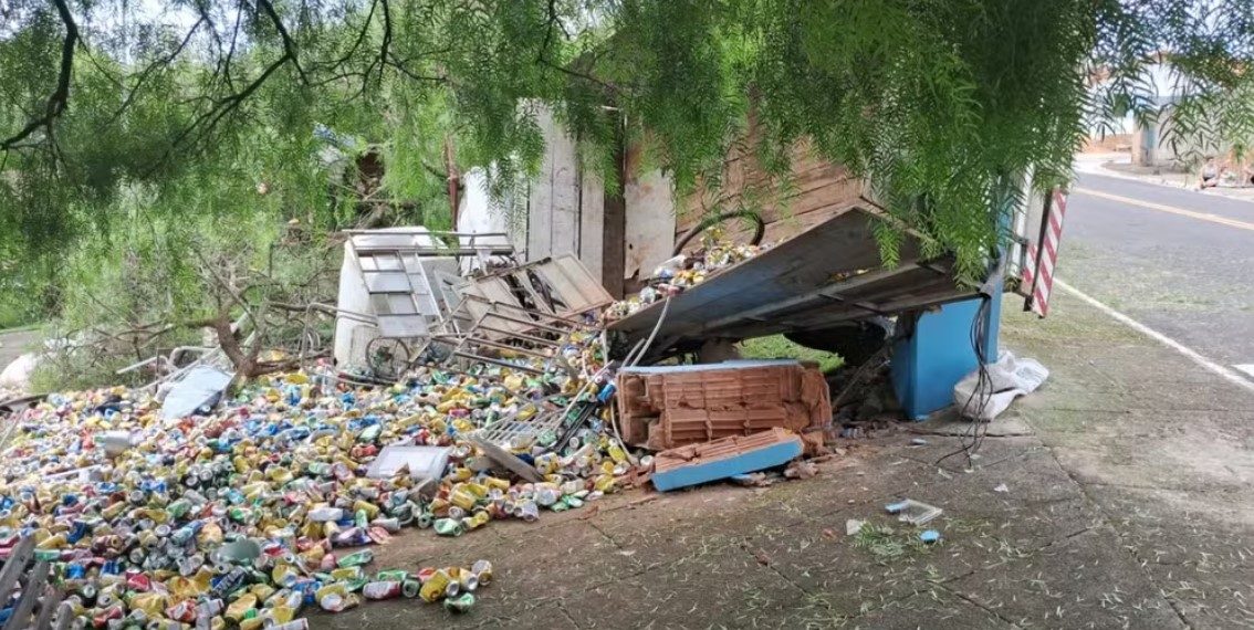 Casal fica ferido após caminhão perder freio em morro na cidade de Santa Rita de Caldas