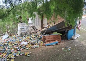 Casal fica ferido após caminhão perder freio em morro na cidade de Santa Rita de Caldas