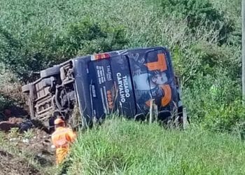 Ônibus que tombou em rodovia do Sul de Minas é do cantor sertanejo Thiago Carvalho