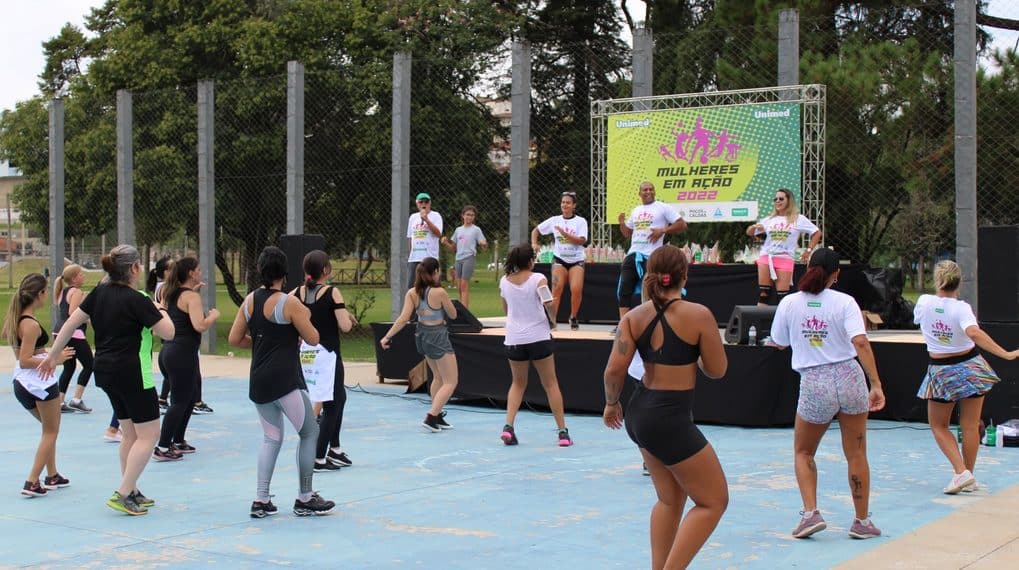 Projeto Mulheres em Ação incentiva esporte feminino em Poços