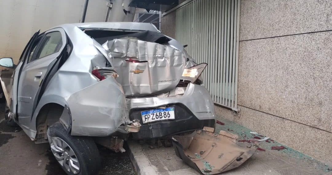 Caminhão perde freio e atinge vários veículos Andradas; duas pessoas ficaram feridas