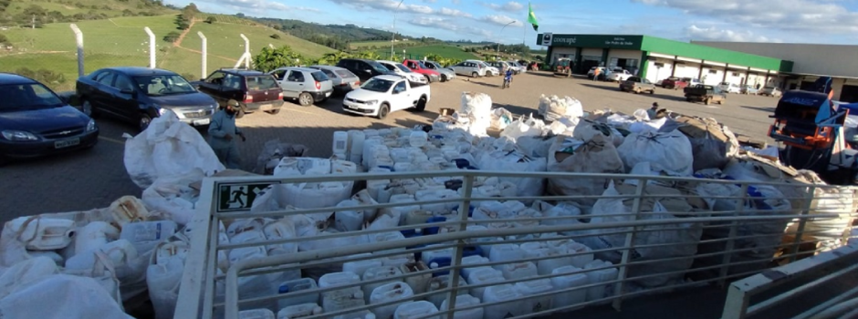 Emater recolhe quase 2 toneladas de embalagens de agrotóxicos no Sul de Minas
