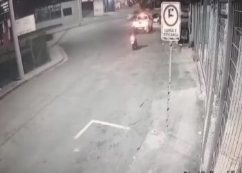 VÍDEO: homem tem moto levada por criminosos durante assalto em Poços de Caldas