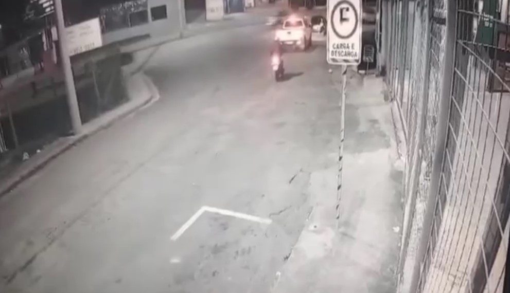 VÍDEO: homem tem moto levada por criminosos durante assalto em Poços de Caldas