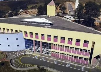 Primeiras turmas de medicina formadas na PUC Minas homenageiam cooperados da Unimed Poços