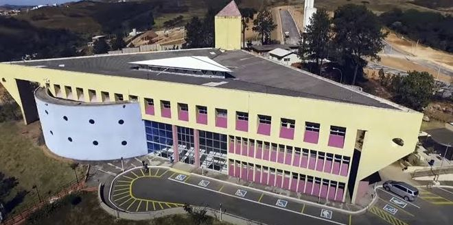 Primeiras turmas de medicina formadas na PUC Minas homenageiam cooperados da Unimed Poços