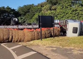 Duas pessoas ficam feridas após caminhão tombar em São José do Rio Pardo