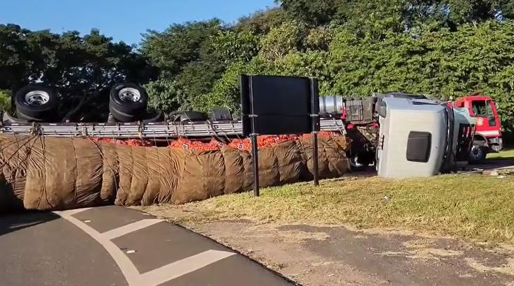 Duas pessoas ficam feridas após caminhão tombar em São José do Rio Pardo
