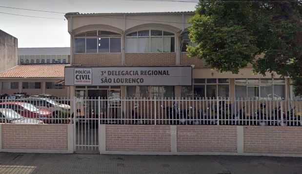 Homem invade delegacia, ameaça servidores com faca e morre após ser baleado no sul de Minas