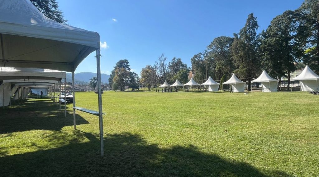 Prefeitura monta estruturas para Festa do Trabalhador em Poços