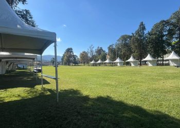 Prefeitura monta estruturas para Festa do Trabalhador em Poços