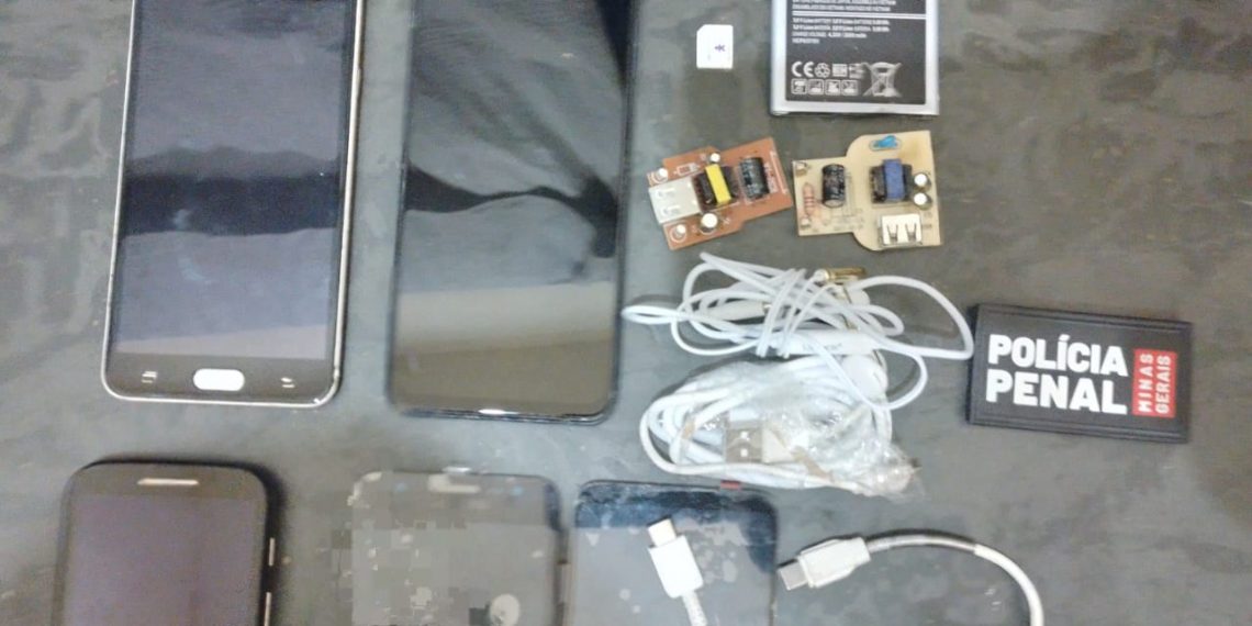 Policiais penais apreendem pacotes com celulares arremessados em presídio em Alfenas