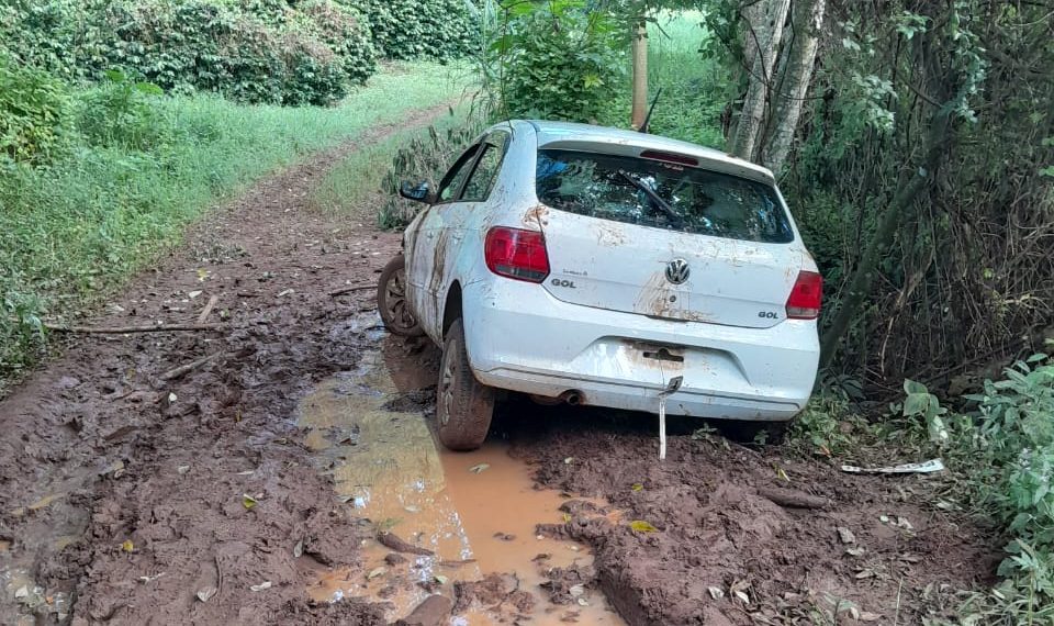 Carro levado por assaltantes em Poços de Caldas é encontrado