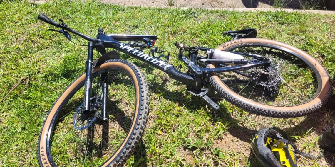 Batida entre moto e bicicleta deixa ciclista ferido em Poços de Caldas