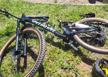 Batida entre moto e bicicleta deixa ciclista ferido em Poços de Caldas