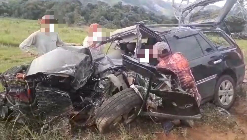 Acidente entre carro e caminhão deixa homem e mulher feridos na MG-455