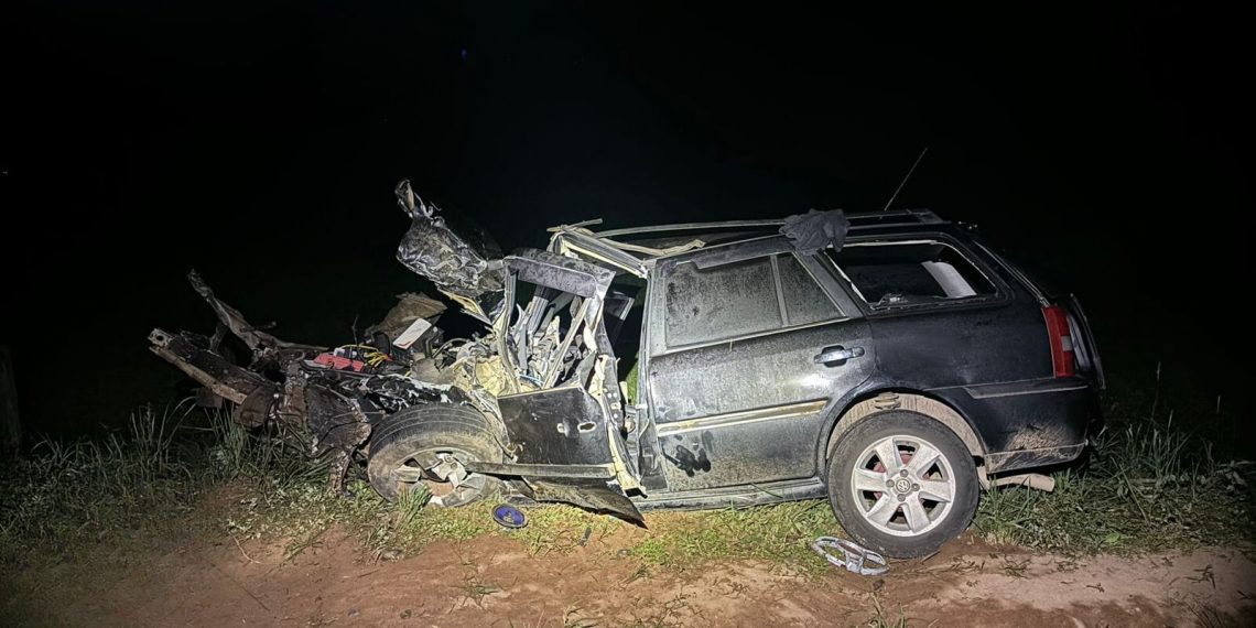 Caminhoneiro tenta desviar de trator e causa acidente grave em Andradas