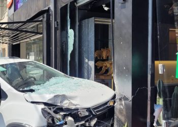 Condutora perde o controle do carro e colide contra loja em Poços