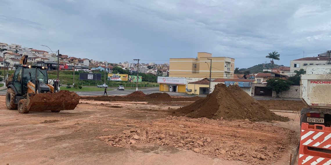 Obras de praça no Nova Aurora seguem em andamento em Poços de Caldas