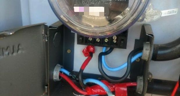 Comerciante em Poços quase cai em golpe do medidor de energia elétrica