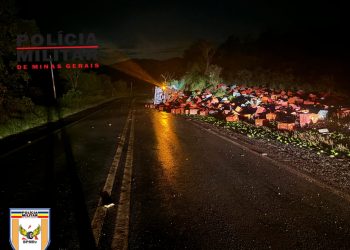 Carreta carregada tomba e espalha carga em estrada de Campestre