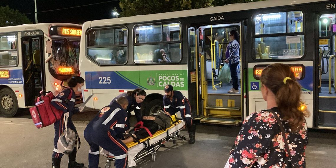 Acidente entre dois veículos da Floramar deixa motorista e passageira feridas