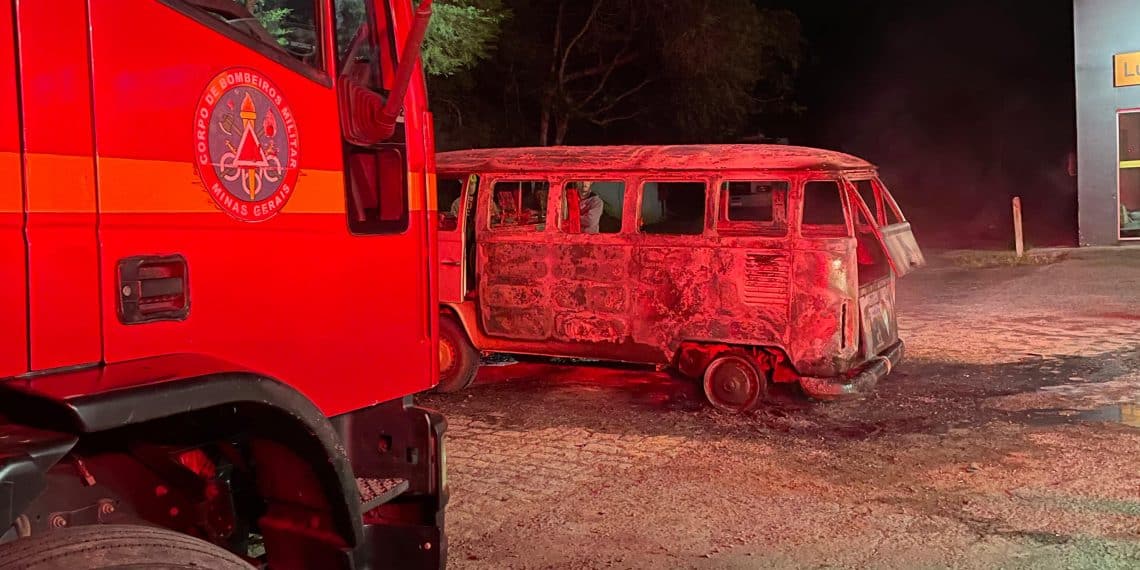 Kombi pega fogo em Caldas