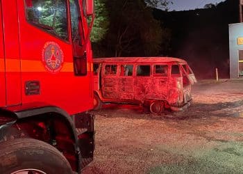 Kombi pega fogo em Caldas