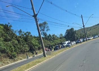 Mulher é atropelada por motocicleta na zona sul de Poços