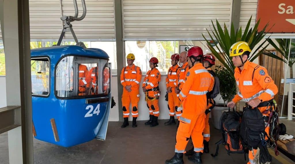 Bombeiros realizam treinamento em resgates no Teleférico e na Trilha do Cristo em Poços de Caldas
