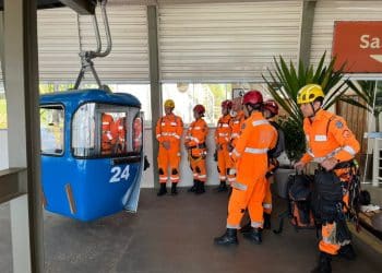 Bombeiros realizam treinamento em resgates no Teleférico e na Trilha do Cristo em Poços de Caldas