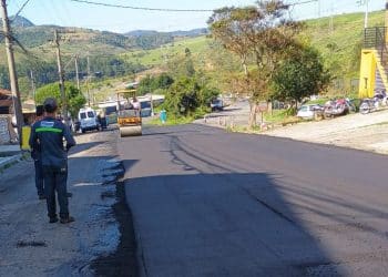 Melhorias no asfalto seguem em andamento na Zona Sul de Poços de Caldas