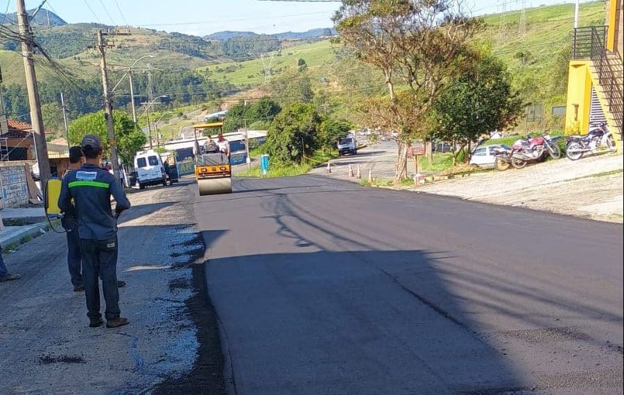 Melhorias no asfalto seguem em andamento na Zona Sul de Poços de Caldas