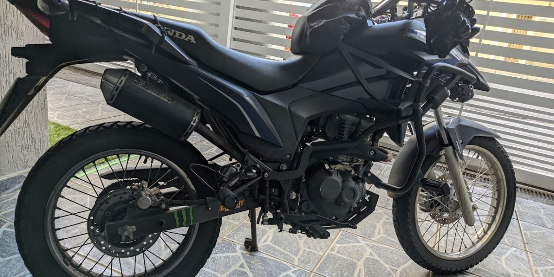 Homem é rendido por criminosos e tem moto roubada em Poços de Caldas