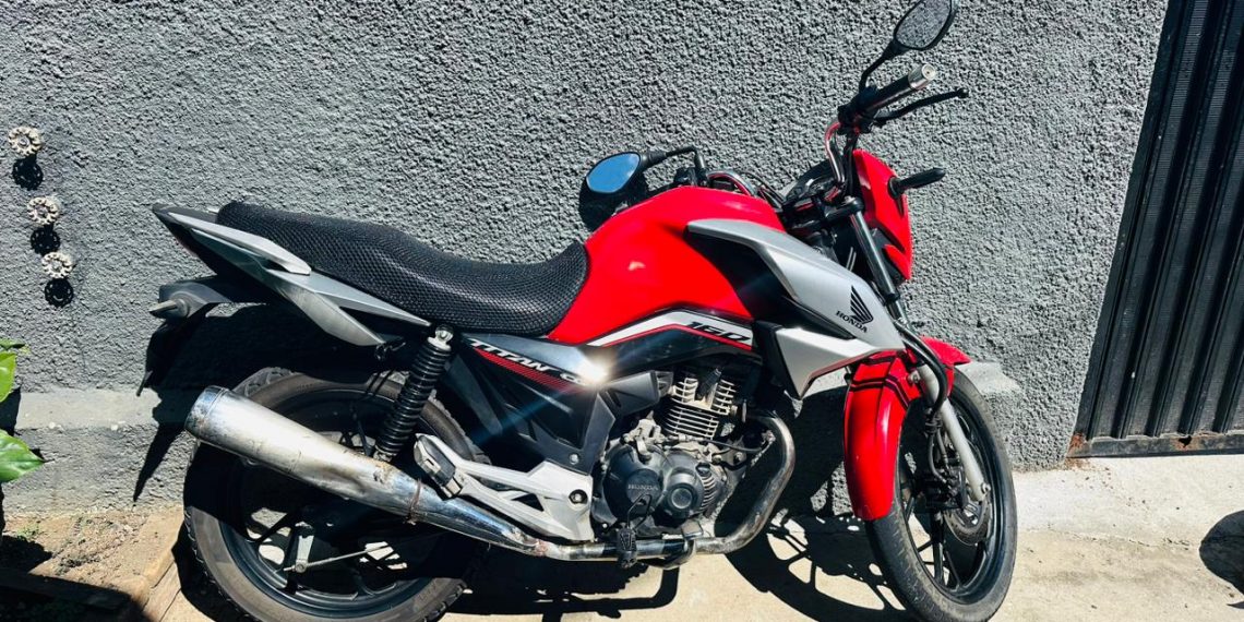 PM de Poços prende traficante, apreende drogas e recupera moto furtada