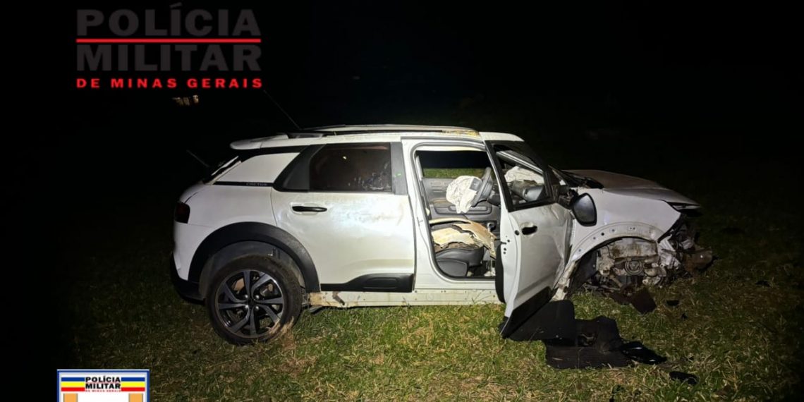 Motorista embriagado fica ferido após acidente entre três veículos