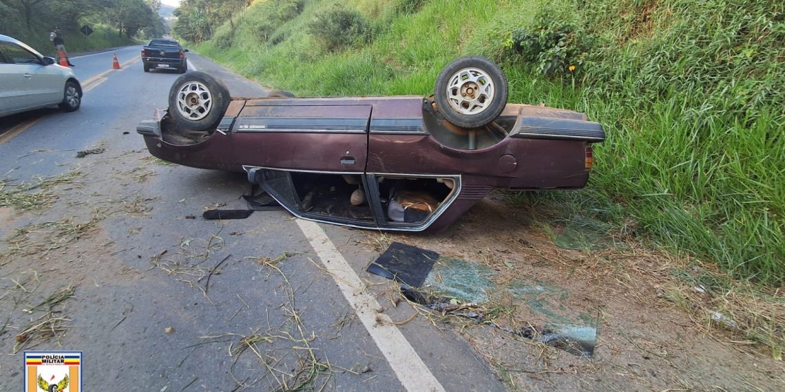 Condutor inabilitado e embriagado capota carro em Bandeira do Sul