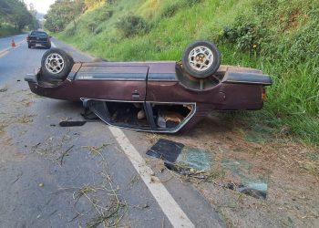 Condutor inabilitado e embriagado capota carro em Bandeira do Sul