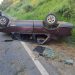 Condutor inabilitado e embriagado capota carro em Bandeira do Sul