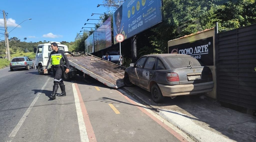 Veículos abandonados são removidos das ruas em Poços de Caldas