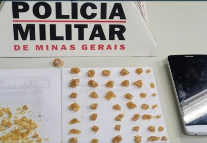 Dupla é presa suspeita de tráfico de drogas em Botelhos