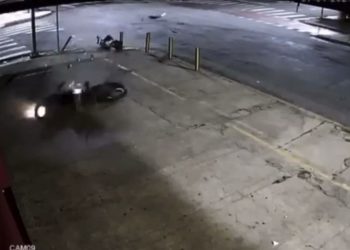 VÍDEO: motociclista é arremessado após acidente em Poços de Caldas