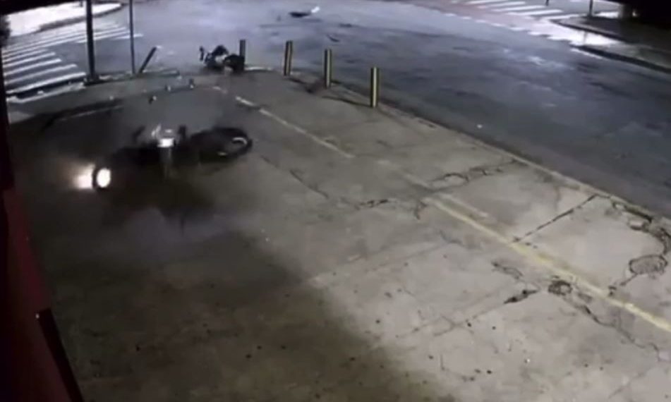 VÍDEO: motociclista é arremessado após acidente em Poços de Caldas