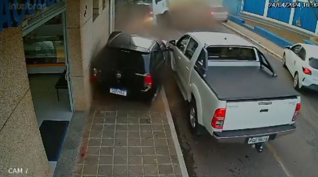 VÍDEO: Mulher sai ilesa após quase ser prensada por caminhão