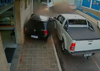 VÍDEO: Mulher sai ilesa após quase ser prensada por caminhão