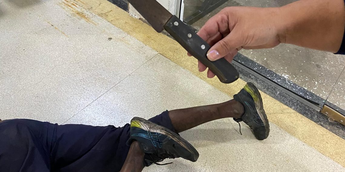 Homem ameaça enfermeiro com faca ao tentar visitar o sogro em hospital de Poços