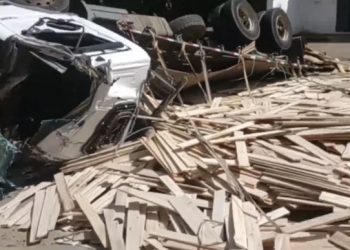 Caminhão tomba e deixa motorista ferido em Andradas