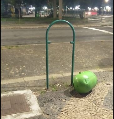 Dupla danifica lixeiras após ter moto apreendida em Poços de Caldas