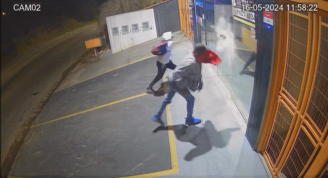 Vídeo: loja de eletrônicos é alvo de arrombamento e furto em Poços de Caldas