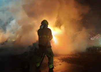 Condutor atropela crianças não presta socorro e tem carro incendiado no sul de Minas